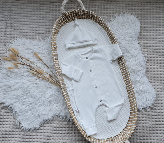 Knoopmutsje Ajour Little Adventure in wit